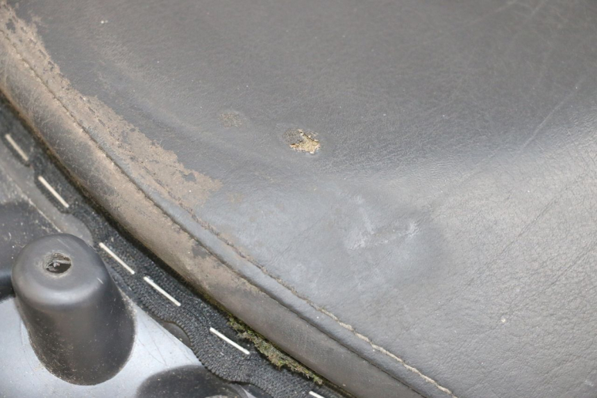 photo de ASIENTO TRASERO PEUGEOT SATELIS 125 (2010 - 2012) - Detalles de los puntos de fijación