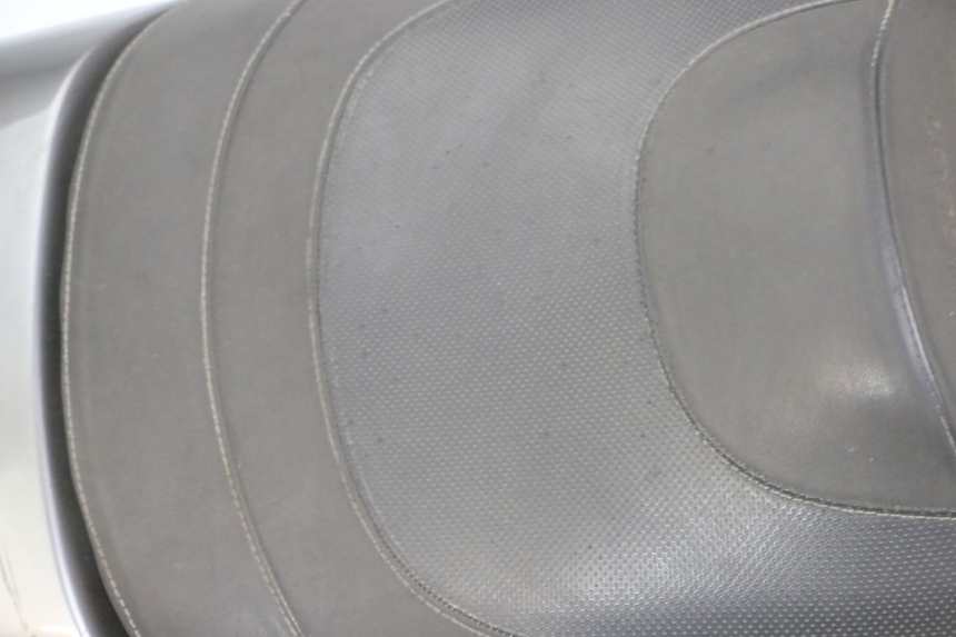 photo de ASIENTO TRASERO PEUGEOT SATELIS 125 (2013 - 2018) - Zoom sobre los componentes