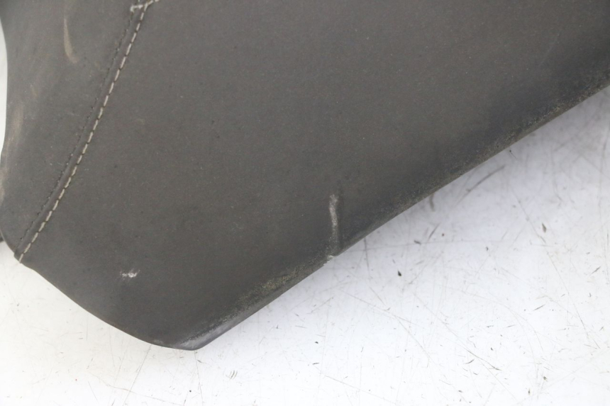 photo de ASIENTO TRASERO PEUGEOT SATELIS 125 (2013 - 2018) - Zoom sobre los componentes