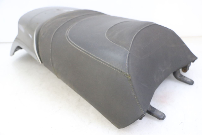 photo de ASIENTO TRASERO PEUGEOT SATELIS 125 (2013 - 2018) - Enfoque en la estructura