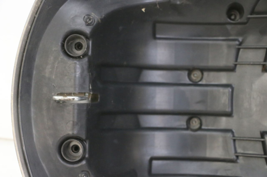 photo de ASIENTO TRASERO PEUGEOT SATELIS 125 (2013 - 2018) - Estado de la superficie y material