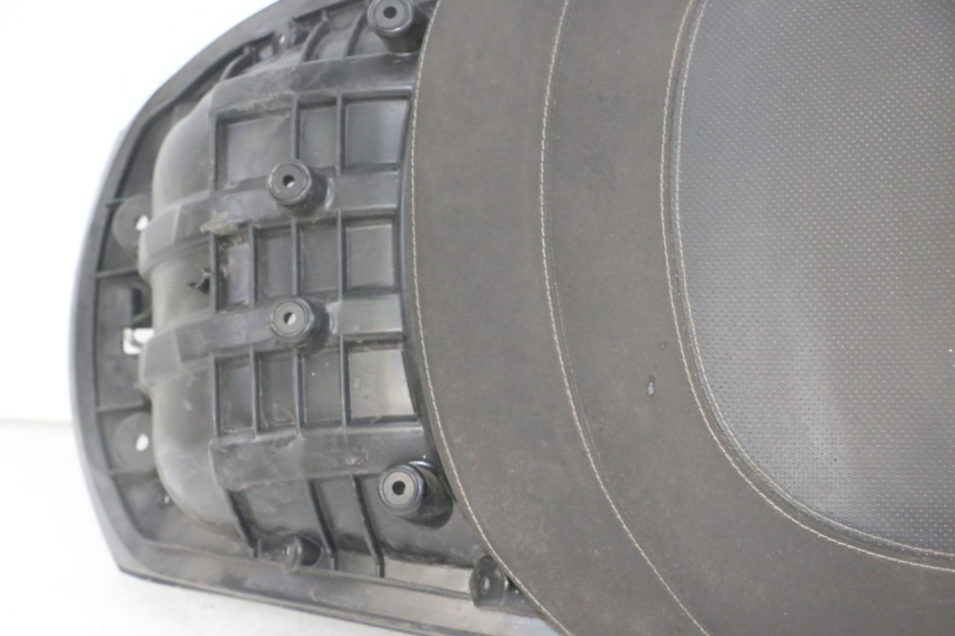 photo de ASIENTO TRASERO PEUGEOT SATELIS 125 (2013 - 2018) - Zoom sobre los componentes