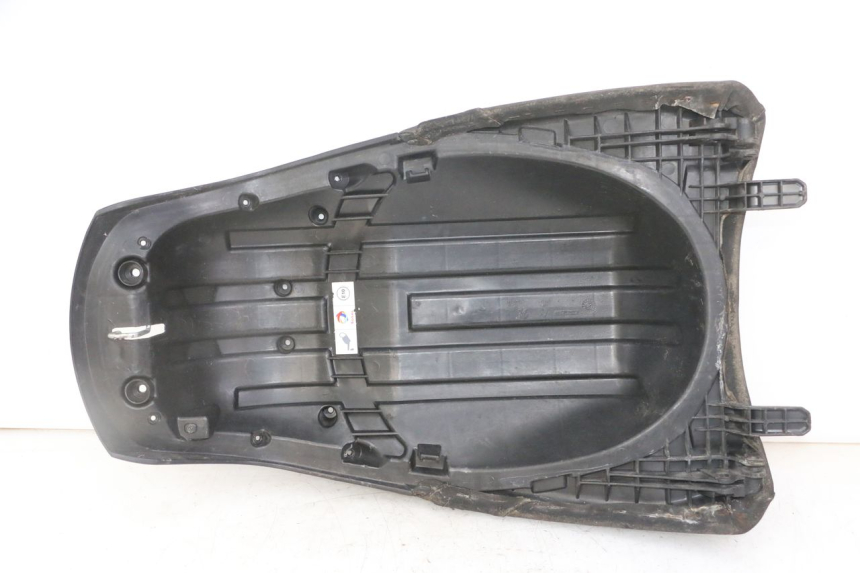 photo de ASIENTO TRASERO PEUGEOT SATELIS 125 (2013 - 2018) - Detalles de los puntos de fijación