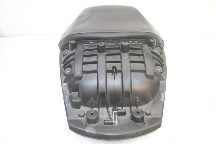 photo de ASIENTO TRASERO PEUGEOT SATELIS 250 (2006 - 2012) - Primer plano técnico