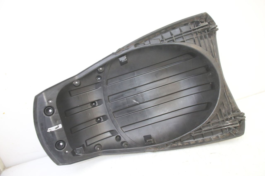 photo de ASIENTO TRASERO PEUGEOT SATELIS 250 (2006 - 2012) - Detalles de los puntos de fijación