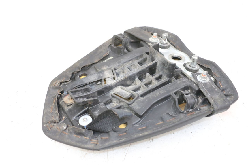 photo de ASIENTO TRASERO SUZUKI GSR 750 (2011 - 2017) - Detalle de la pieza