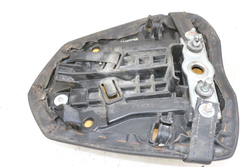 photo de ASIENTO TRASERO SUZUKI GSR 750 (2011 - 2017) - Primer plano técnico