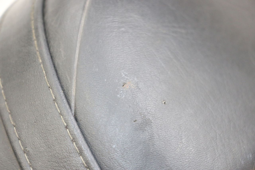 photo de ASIENTO TRASERO SUZUKI VL INTRUDER 125 (2004 - 2007) - Detalle de la pieza