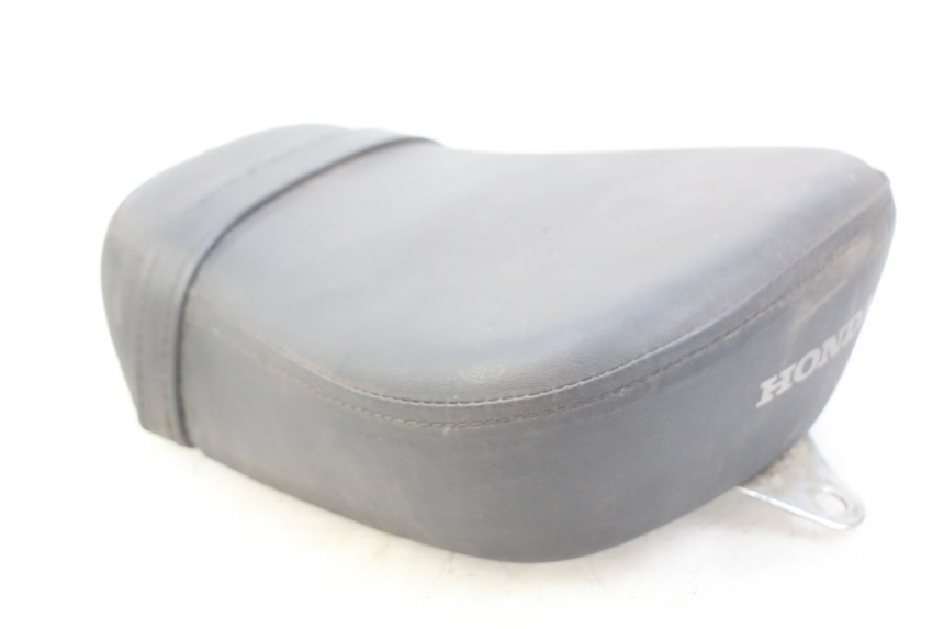 photo de ASIENTO TRASERO HONDA VT C SHADOW 125 (1999 - 2007) - Primer plano técnico