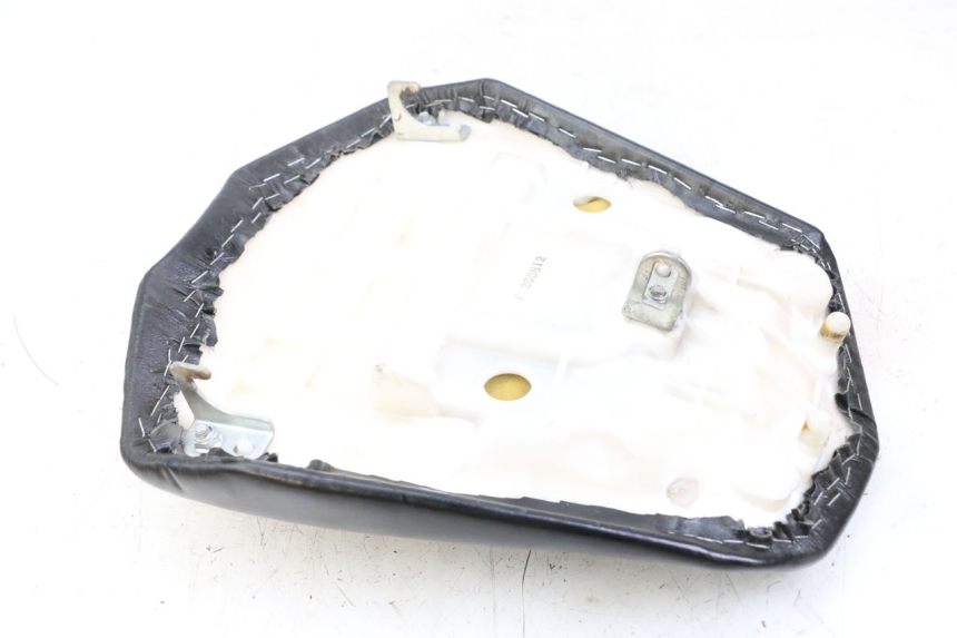 photo de ASIENTO TRASERO YAMAHA FZ1 FAZER 1000 (2007 - 2009) - Primer plano técnico