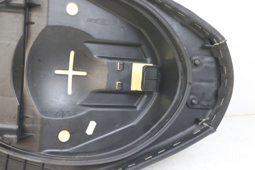 photo de ASIENTO DELANTERO YAMAHA AEROX 2T 50 (2013 - 2017) - Detalles de los puntos de fijación