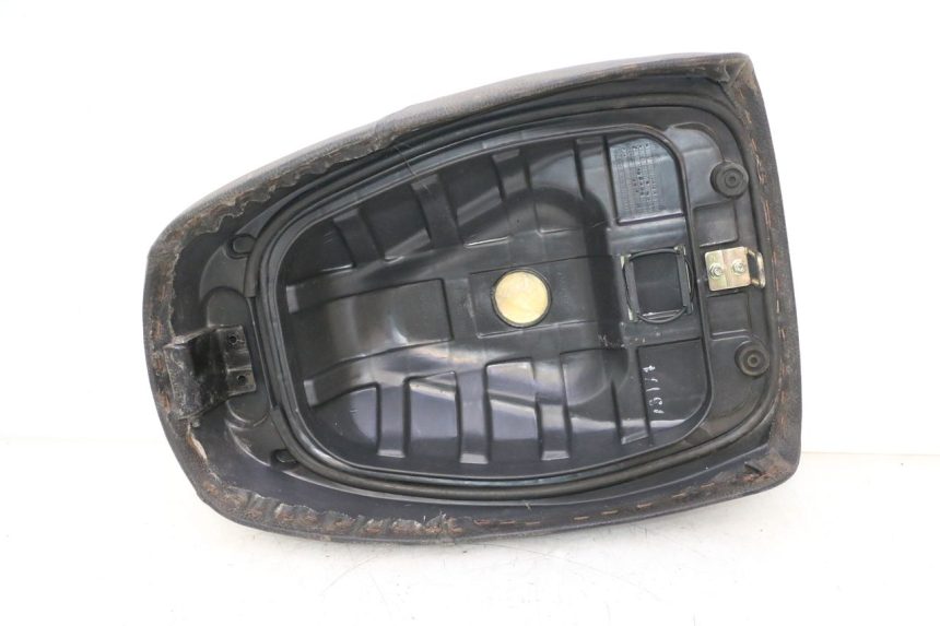 photo de ASIENTO DELANTERO KYMCO AGILITY 4T 10" 50 (2005 - 2018) - Detalles de los puntos de fijación