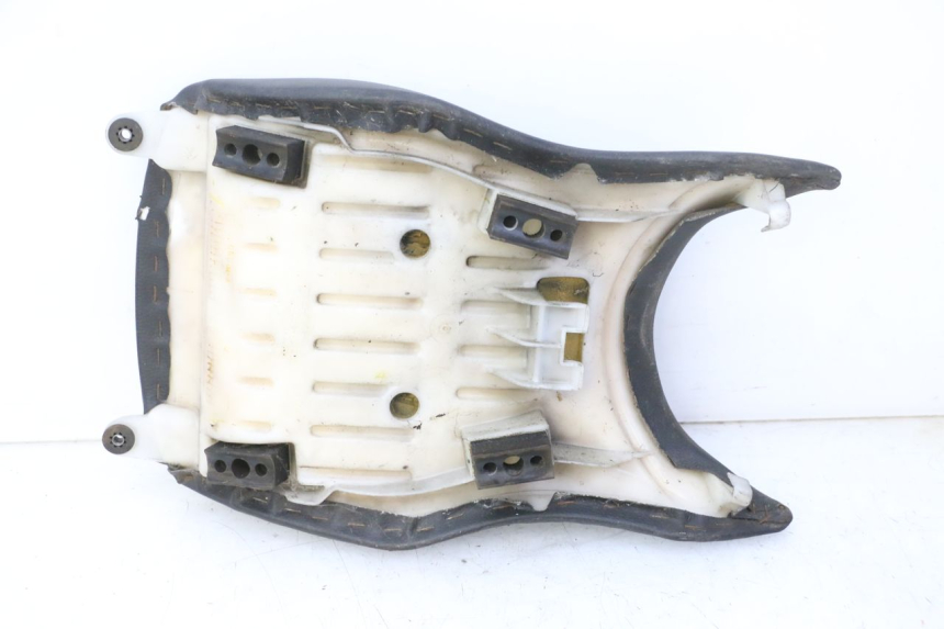 photo de ASIENTO DELANTERO HONDA CBF 125 (2009 - 2015) - Detalles de los puntos de fijación