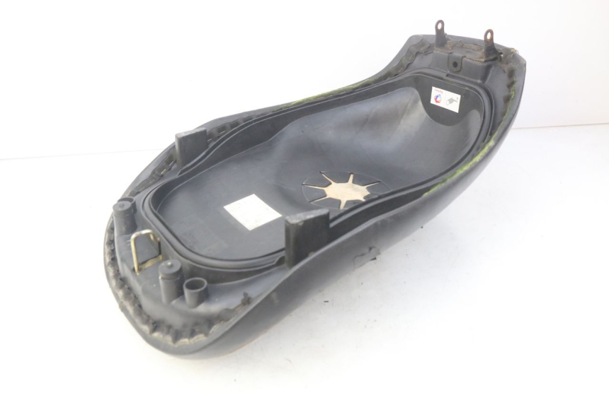 photo de ASIENTO DELANTERO PEUGEOT DJANGO 2T 50 (2014 - 2019) - Detalles de los puntos de fijación