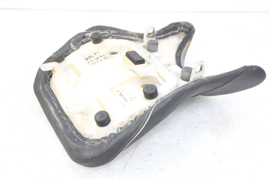 photo de ASIENTO DELANTERO SUZUKI GSR 750 (2011 - 2017) - Detalle de la pieza