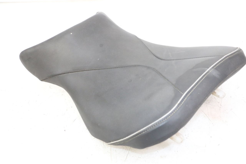 photo de ASIENTO DELANTERO SUZUKI GSR 750 (2011 - 2017) - Primer plano técnico