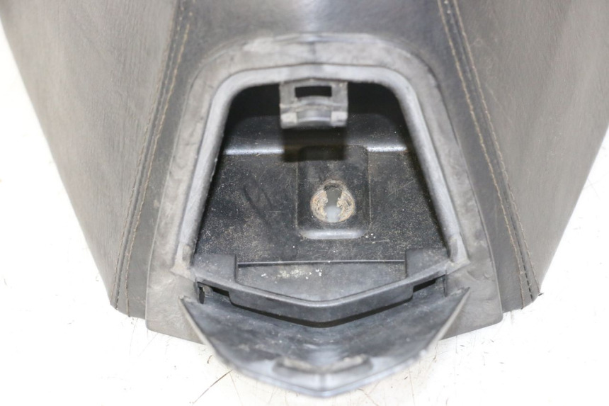 photo de ASIENTO DELANTERO PEUGEOT SATELIS COMPRESSOR K15 125 (2006 - 2009) - Detalles de los puntos de fijación