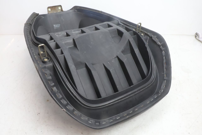 photo de ASIENTO DELANTERO DAELIM S2 125 (2006 - 2007) - Detalles de los puntos de fijación