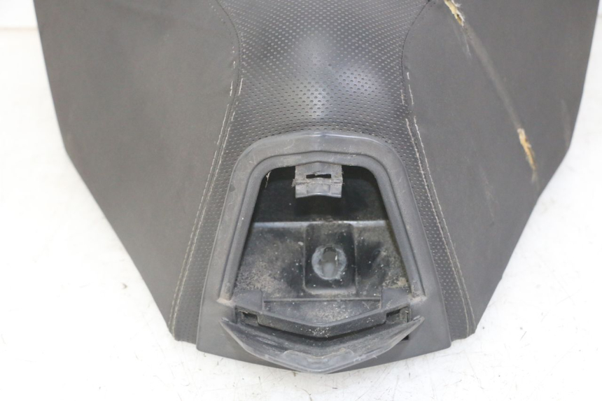 photo de ASIENTO DELANTERO PEUGEOT SATELIS 125 (2013 - 2018) - Primer plano de alta resolución