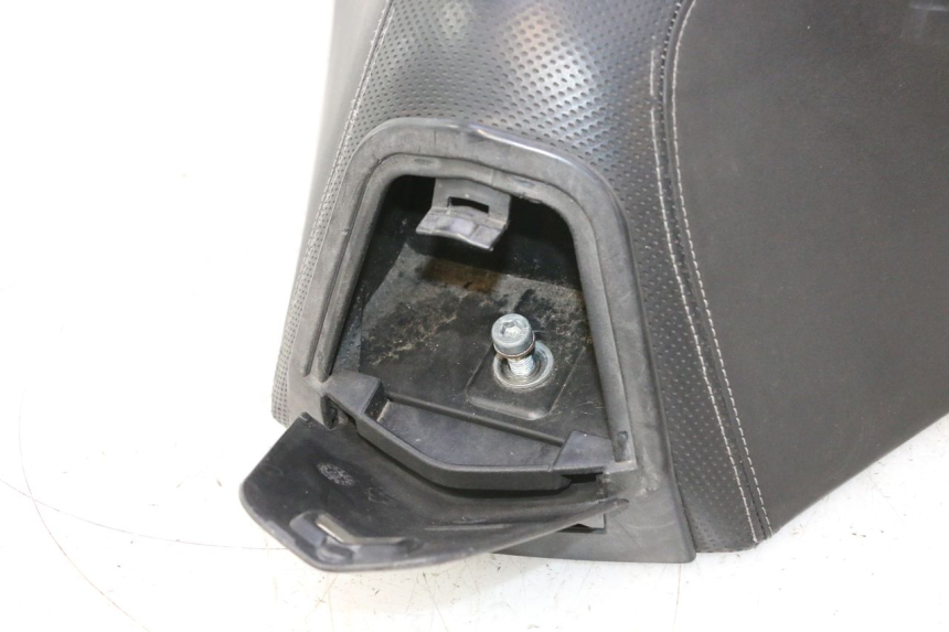 photo de ASIENTO DELANTERO PEUGEOT SATELIS 125 (2013 - 2018) - Detalles de los puntos de fijación
