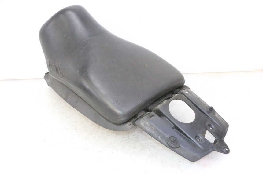 photo de ASIENTO DELANTERO APRILIA SR R 2T LC 50 (2018 - 2021) - Enfoque en la estructura