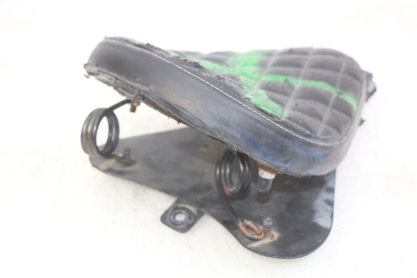 photo de ASIENTO DELANTERO DAELIM VL DAYSTAR 125 (2000 - 2011) - Detalles de los puntos de fijación