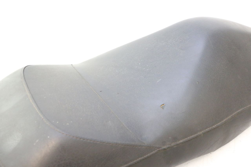 photo de ASIENTO DELANTERO YAMAHA YP MAJESTY 125 (1998 - 2001) - Detalle de la pieza