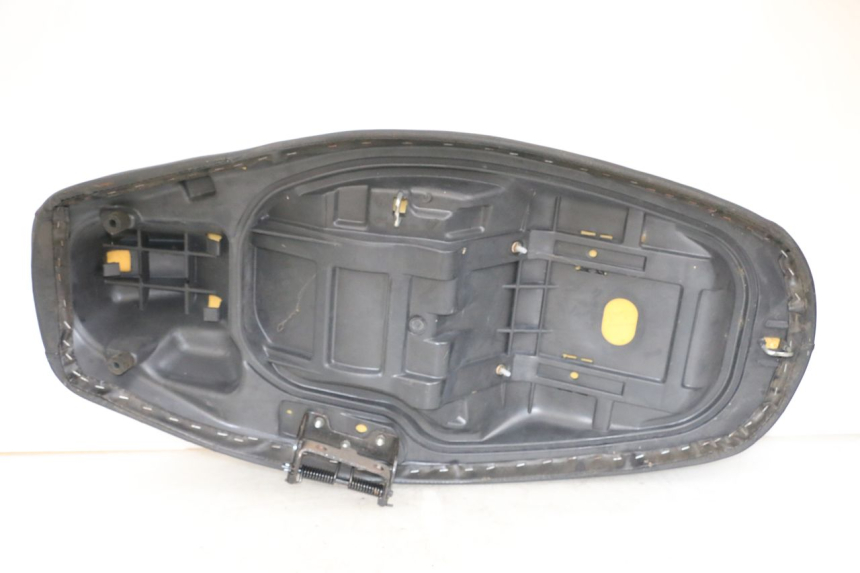 photo de ASIENTO JONWAY AZTRAL 125 (2008 - 2017) - Detalles de los puntos de fijación