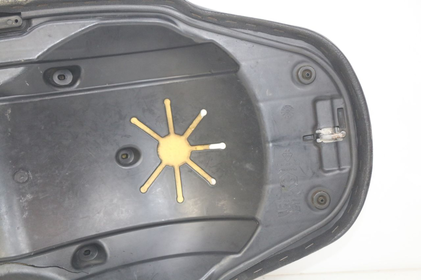 photo de ASIENTO PIAGGIO BEVERLY 125 (2010 - 2015) - Enfoque en la estructura