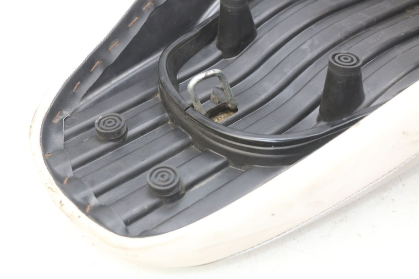 photo de ASIENTO MBK BOOSTER SPIRIT NAKED 50 (2004 - 2017) - Zoom sobre los componentes