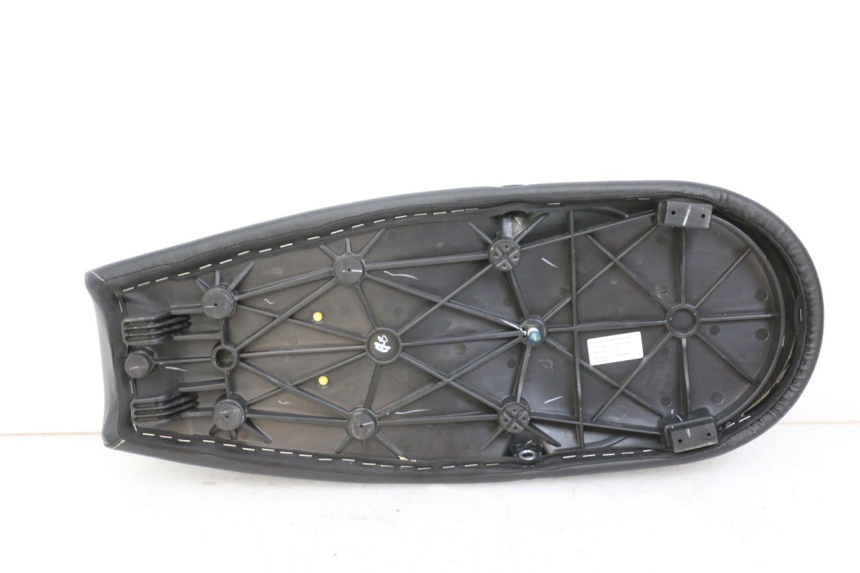 photo de ASIENTO ROYAL ENFIELD CONTINENTAL GT 650 (2019 - 2024) - Detalles de los puntos de fijación