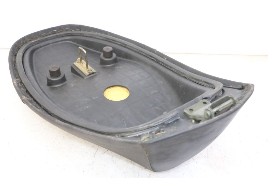 photo de ASIENTO DAELIM BESBI 125 (2007 - 2008) - Detalles de los puntos de fijación