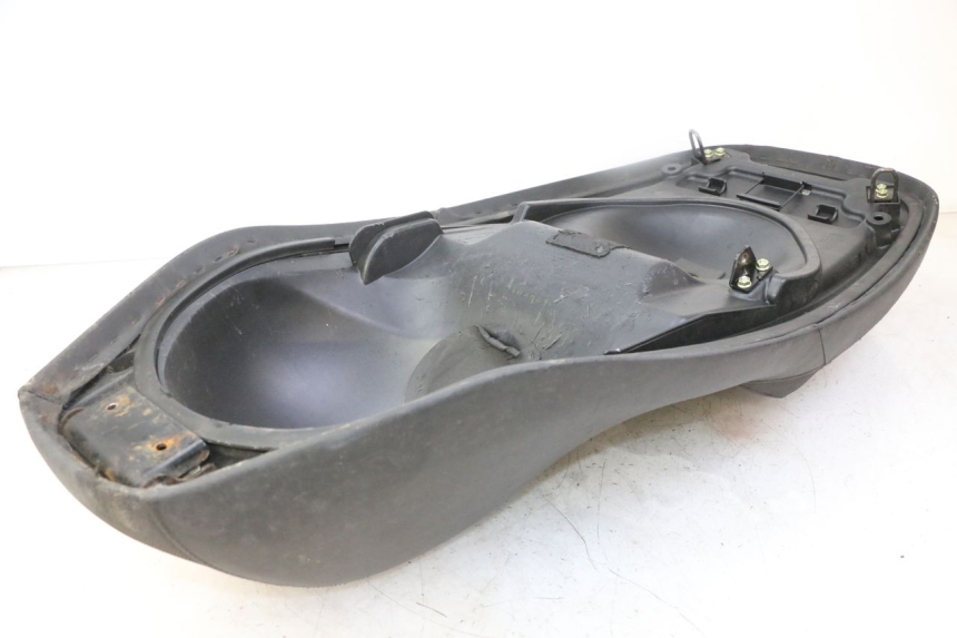 photo de ASIENTO KYMCO DINK STREET 125 (2009 - 2014) - Detalles de los puntos de fijación