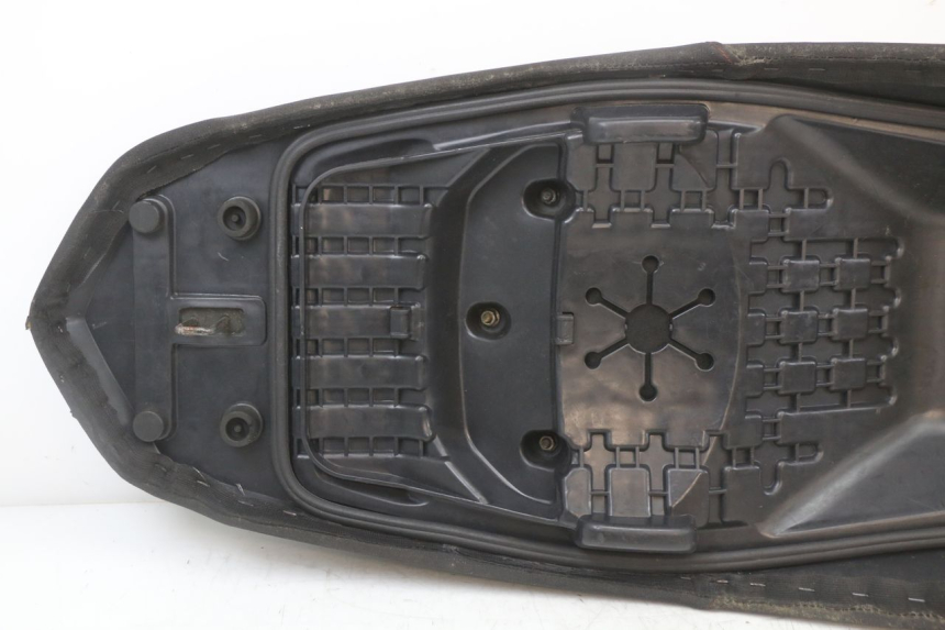 photo de ASIENTO LONGJIA EASY MAX 125 (2020 - 2024) - Detalles de los puntos de fijación