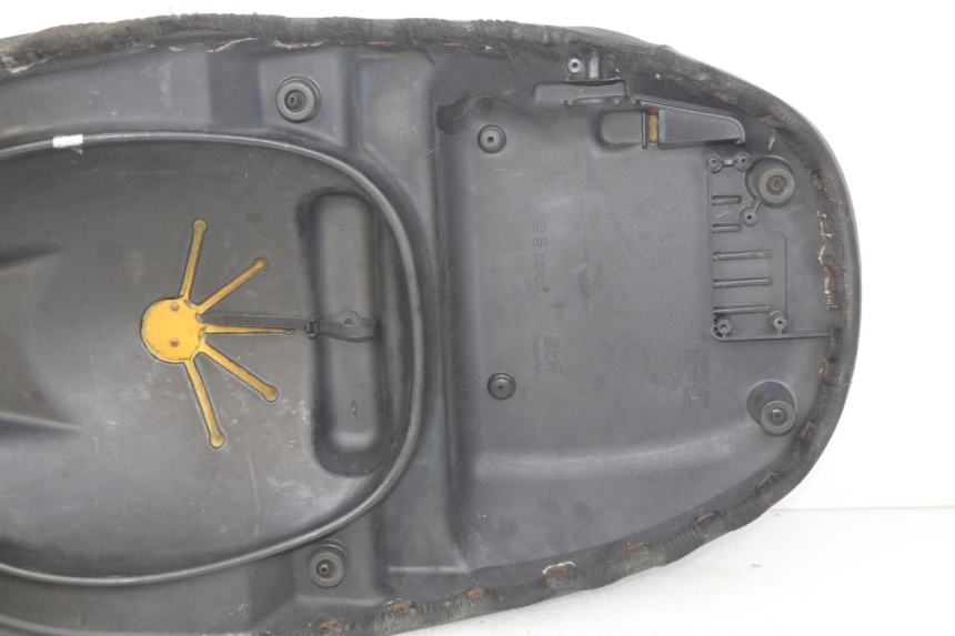 photo de ASIENTO PIAGGIO FLY 2T 50 (2004 - 2017) - Enfoque en la estructura