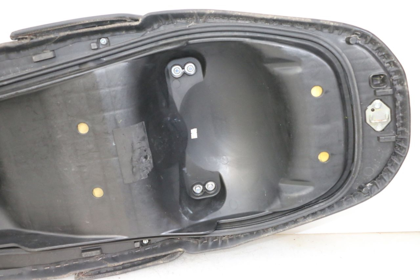 photo de ASIENTO HONDA FORZA ABS 300 (2013 - 2017) - Primer plano técnico