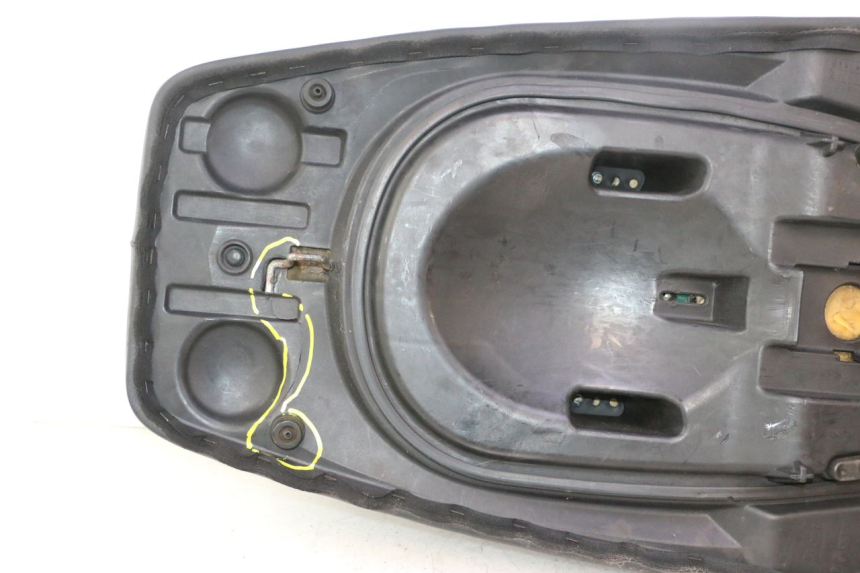 photo de ASIENTO GILERA GP 800 (2007 - 2013) - Detalles de los puntos de fijación