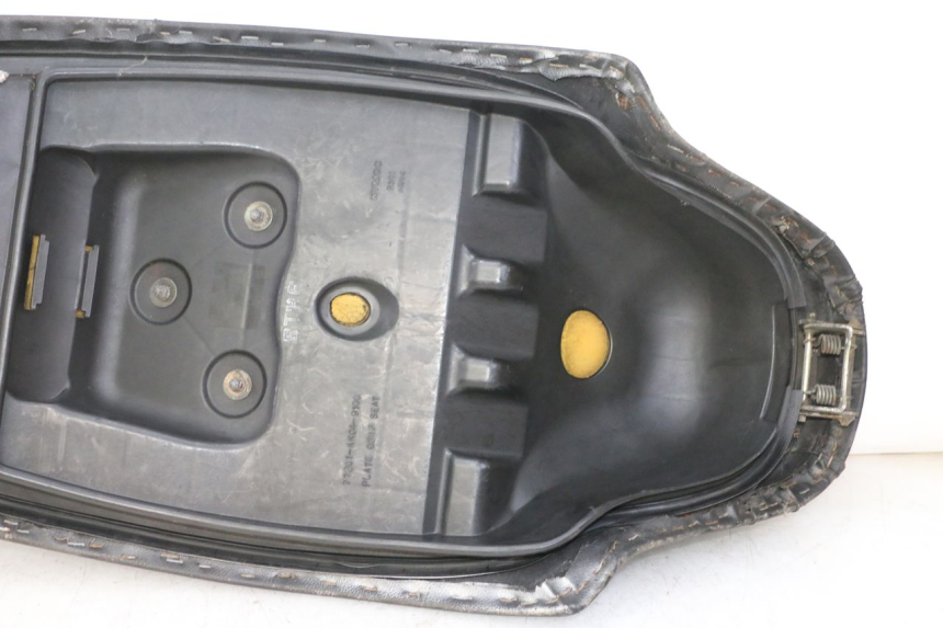 photo de ASIENTO KYMCO GRAND DINK 125 (2002 - 2007) - Primer plano de alta resolución