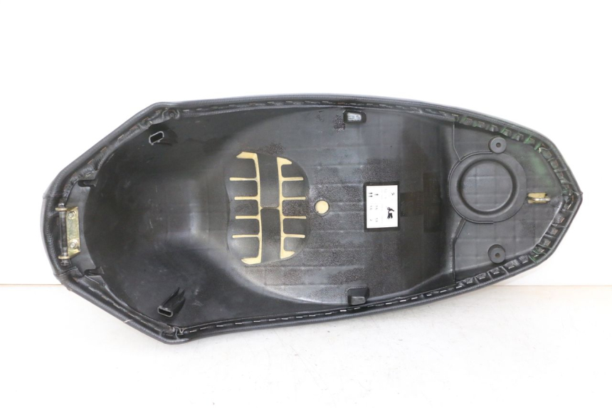 photo de ASIENTO PEUGEOT KISBEE 2T 50 (2010 - 2017) - Primer plano de alta resolución