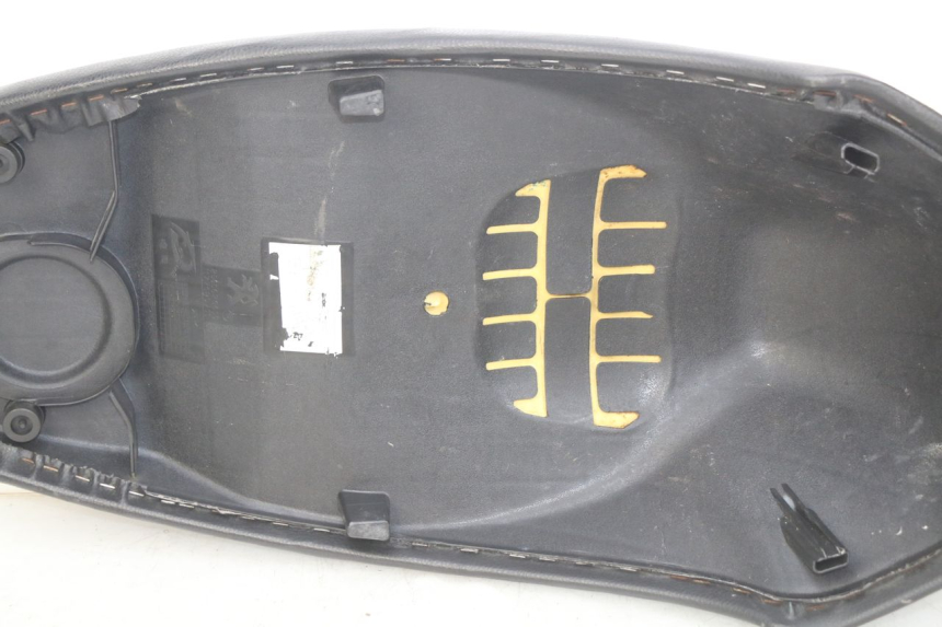 photo de ASIENTO PEUGEOT KISBEE 4T 50 (2010 - 2017) - Zoom sobre los componentes