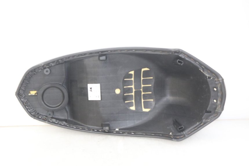 photo de ASIENTO PEUGEOT KISBEE 4T 50 (2018 - 2022) - Enfoque en la estructura