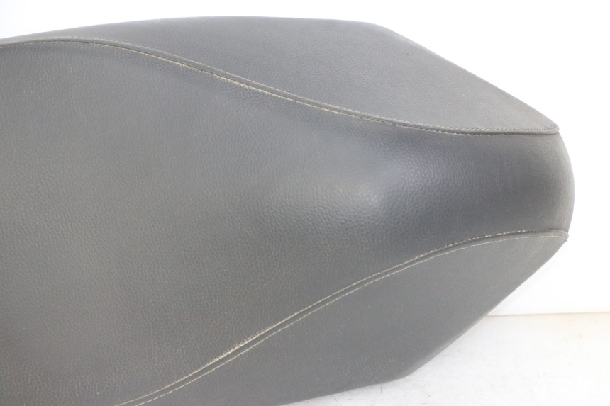 photo de ASIENTO PEUGEOT KISBEE 4T 50 (2018 - 2022) - Primer plano de alta resolución