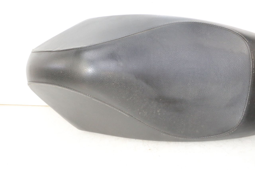 photo de ASIENTO PEUGEOT KISBEE 4T 50 (2018 - 2022) - Primer plano de alta resolución