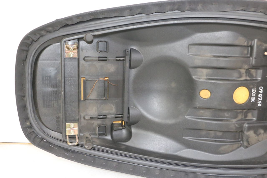 photo de ASIENTO KYMCO XCITING 500 (2007 - 2010) - Detalle de la pieza