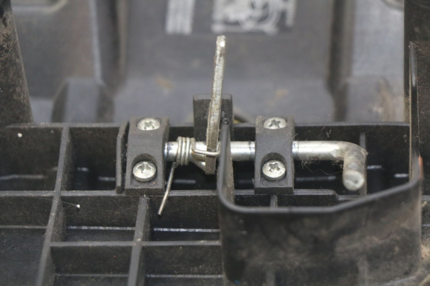 photo de ASIENTO PEUGEOT LUDIX 50 (2005 - 2007) - Detalles de los puntos de fijación