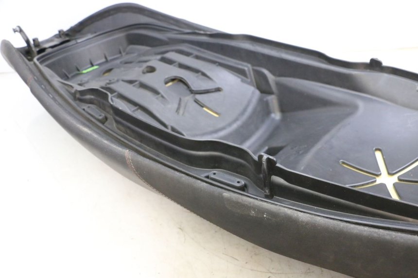 photo de ASIENTO PIAGGIO MP3 HPE 350 (2018 - 2020) - Primer plano técnico