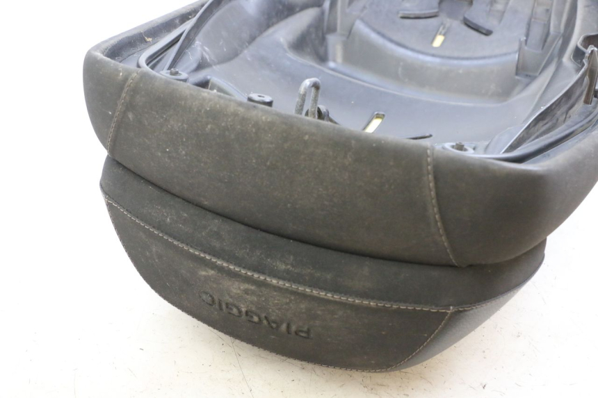 photo de ASIENTO PIAGGIO MP3 HPE 350 (2018 - 2020) - Detalles de los puntos de fijación