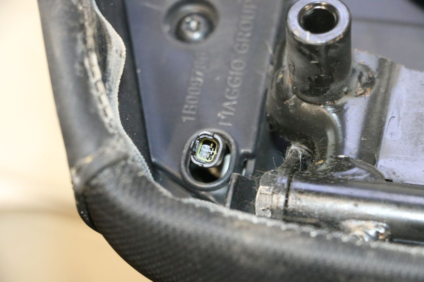 photo de ASIENTO PIAGGIO MP3 HPE 530 (2022 - 2026) - Detalle de la pieza