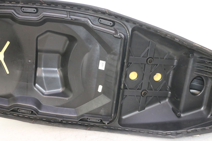 photo de ASIENTO PIAGGIO MP3 HPE 530 (2022 - 2026) - Enfoque en la estructura