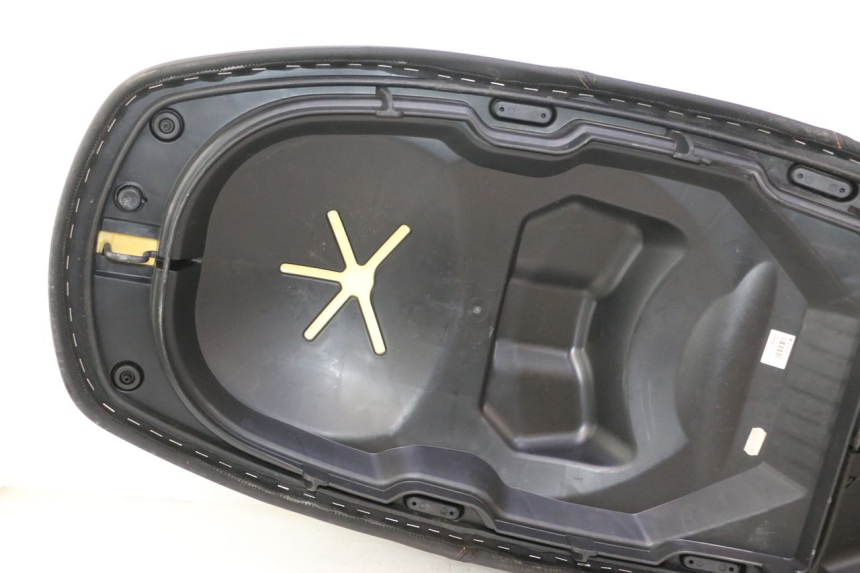 photo de ASIENTO PIAGGIO MP3 HPE 530 (2022 - 2026) - Ángulo de visión alternativo